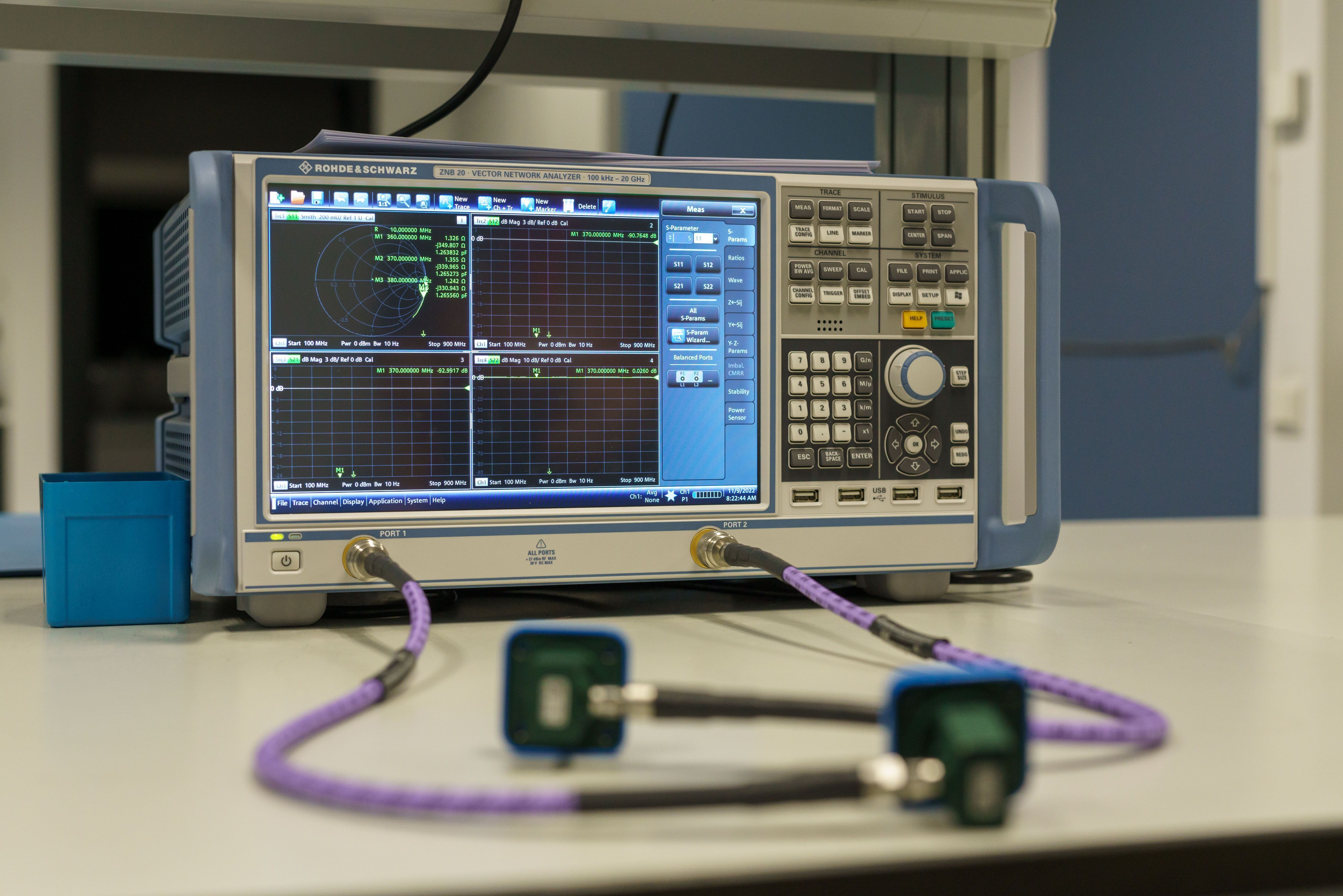 Vectorial Network Analyzer (100 kHZ – 20 GHz). Credits: Xavier Lapuente.