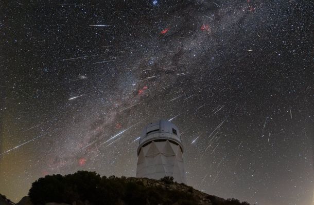 Observacions del cel des del Telescopi Majal, situat a la imatge, durant la pluja d'estrelles de les Gemínides el 2023. Crèdits: KPNO/NOIRLab/NSF/AURA/R. Sparks.