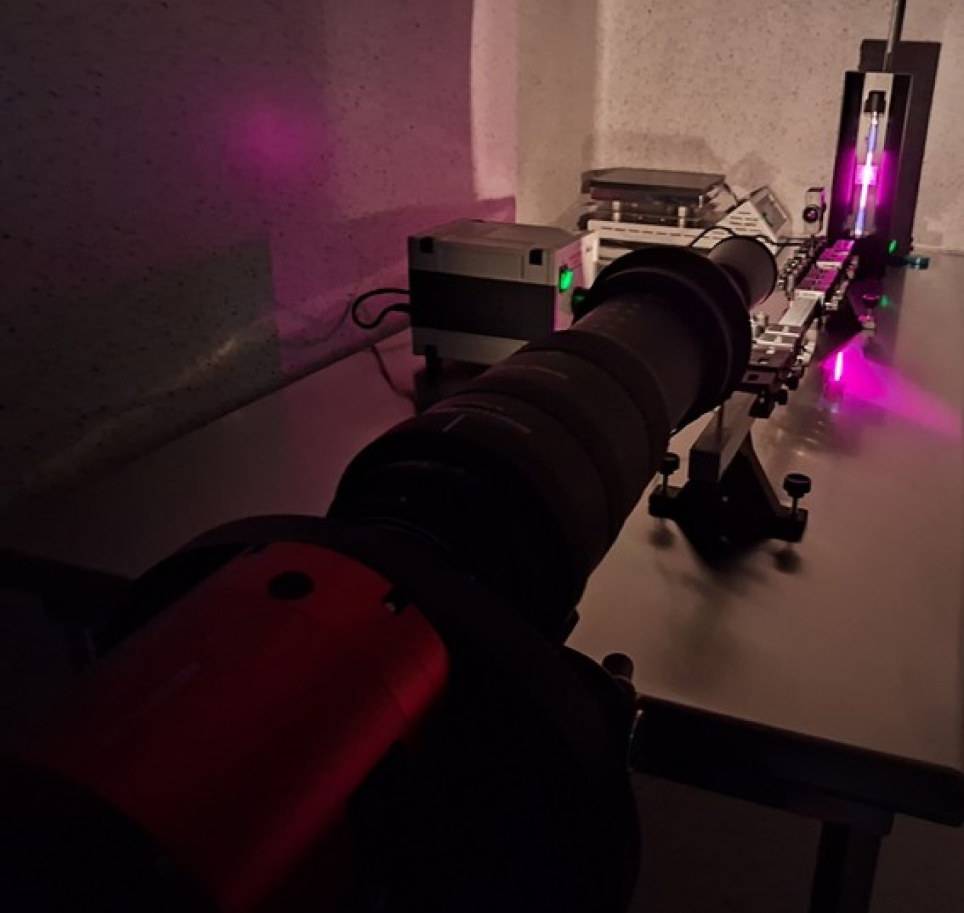Emission spectrometer setup at the Meteorite clean room