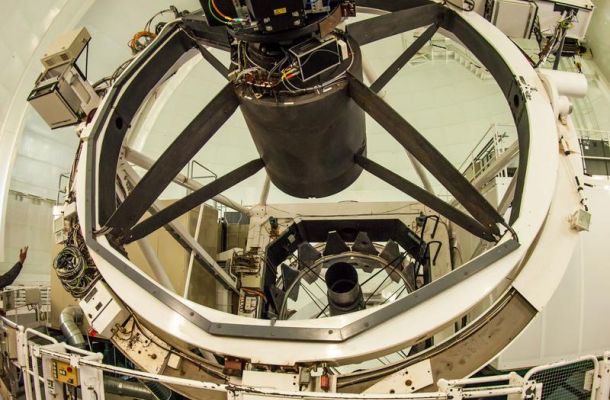 La càmera PAUcam instal·lada al focus primari del telescopi William Herschel (WHT) a La Palma, Espanya. Crèdits: PAUS.