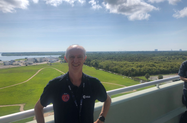 L'investigador Francisco Castander a l'Estació de la Força Espacial de Cap Canaveral a Florida durant el llançament de la missió espacial Euclid el 30 de juny de 2023.