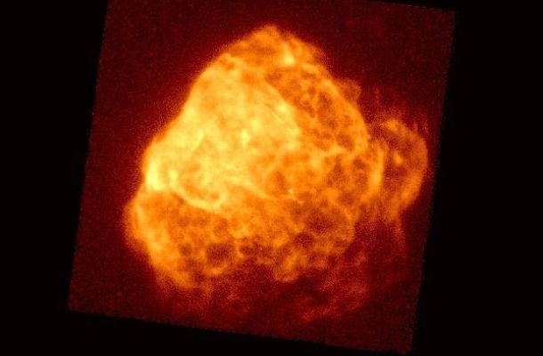 Una imatge del romanent de supernova Puppis A en raigs X, presa com a part de la campanya de prova i calibratge de la sonda Einstein. Puppis A és el romanent d'una explosió de supernova que va passar fa 4000 anys. El punt brillant al centre és l'estrella romanent. L'estructura en forma de núvol que l'envolta prové del material calent generat i expulsat durant la supernova. El Follow-up X-ray Telescope (FXT) de la sonda Einstein Probe va capturar aquesta imatge. FXT també va lliurar un espectre de la font que rastreja la distribució d'energia de la llum. Això permet a l'equip descobrir quins són els elements presents en aquest romanent de supernova. Crèdits: Acadèmia Xinesa de Ciències.