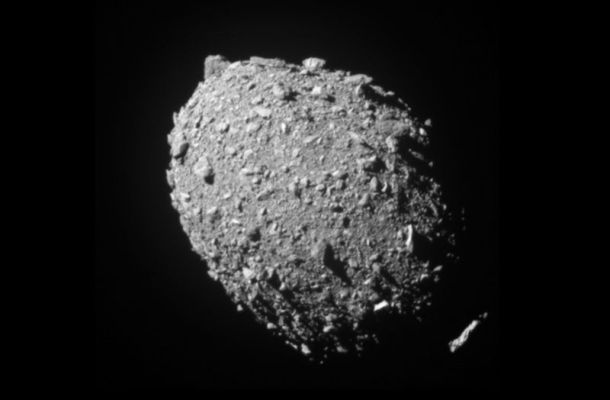 L'asteroide Dimorphos va ser captat per la missió DART de la NASA dos segons abans que la nau espacial xoqués contra la seva superfície. Crèdits: NASA/Johns Hopkins APL