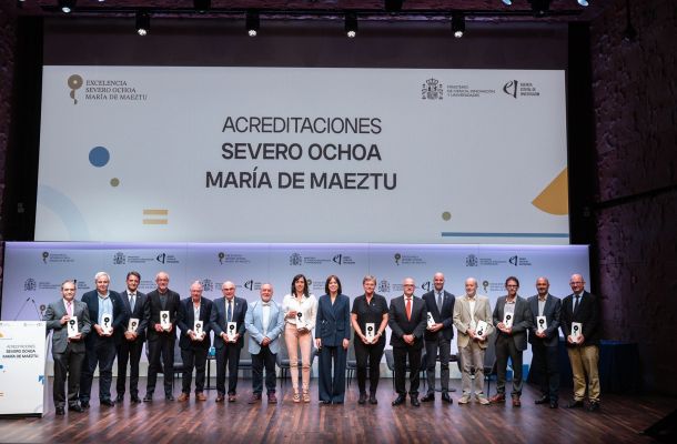 Foto de grup dels/de les directors/es de centres i unitats Severo Ochoa i María de Maeztu acceptant les acreditacions, entre ells Diego F. Torres (tercer des de la dreta) en representació de l'ICE-CSIC, juntament amb la ministra de Ciència Diana Morant. Crèdits: Ministeri de Ciència, Innovació i Universitats (MICIU).