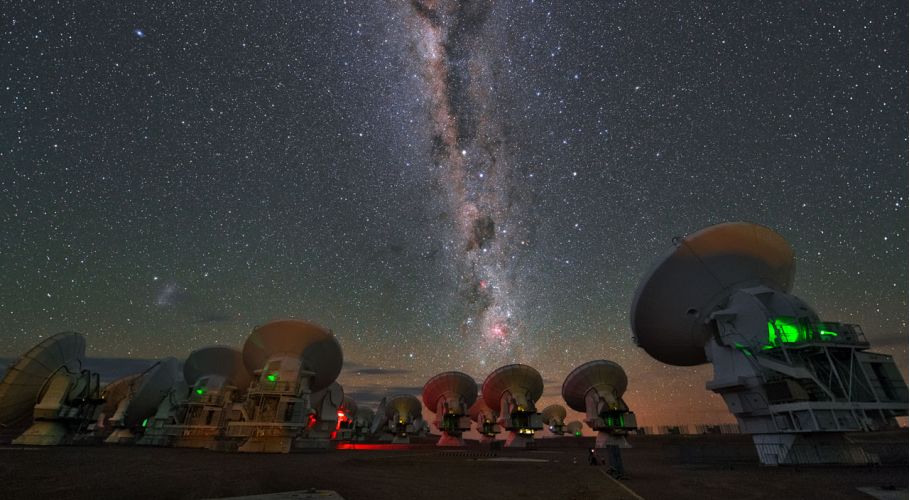 The ALMA antennas observing the Milky Way, high up in the Chajnantor Plateau in Chile’s Atacama desert. Credit: ESO/Y. Beletsky.
