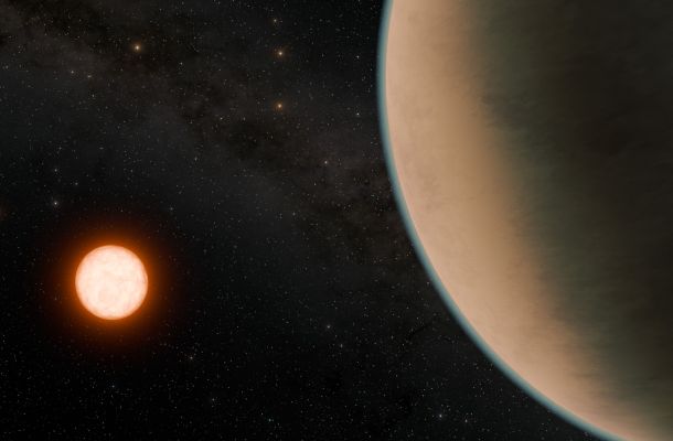 Gliese 12 b, que orbita al voltant d'un estel nan vermell fred situat a només 40 anys llum de distància, promet aportar als astrònoms més informació sobre com els planetes pròxims a les seves estrelles conserven o perden les seves atmosferes. En aquest concepte artístic, Gliese 12 b es mostra amb una fina atmosfera. Crèdits: NASA/JPL-Caltech/R. Hurt (Caltech-IPAC).