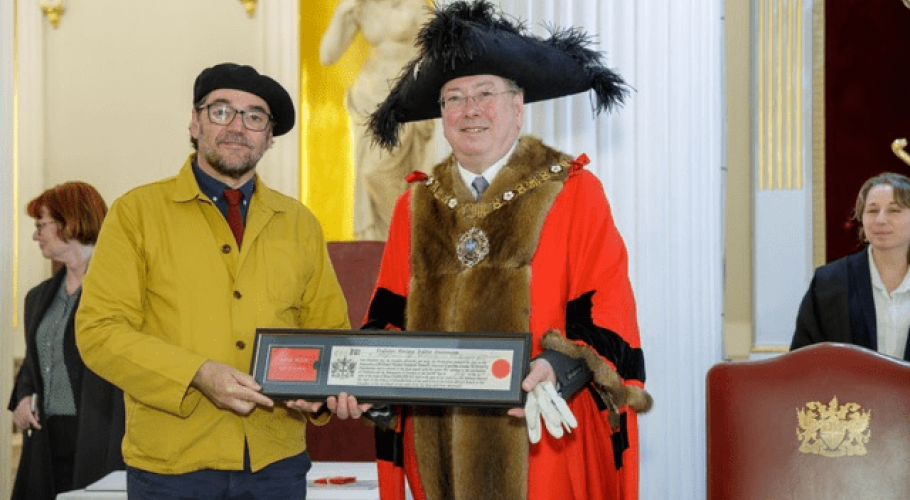 Professor Enrique Gaztañga (left) receiving an award from the Lord Mayor Professor Michael Mainelli (right). Credits: University of Portsmouth. 