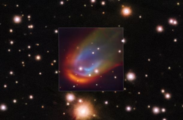 Imatge del telescopi VLT d'una estrella morta que crea una ona de xoc a mesura que es mou per l'espai. Crèdits: ESO/K. Ilkiewicz, S. Scaringi et al. Fondo: PanSTARRS