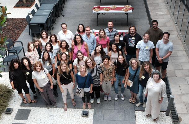 Foto de grup amb el professorat de l'escola Gabriel Castellà i Raich, personal cientificotècnic de l'ICE-CSIC i personal de la Fundació Bofill. Crèdits: ICE-CSIC.