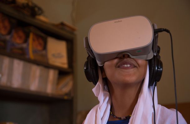 Nena sahrauí assistint a una experiència de realitat virtual en el marc de les activitats de GalileoMobile als camps de refugiats sahrauís prop de Tindouf el 2019. Crèdits: GalileoMobile.