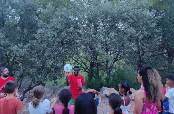 Imagen tomada durante una actividad divulgativa con niños y niñas saharuis y personal del ICE-CSIC.