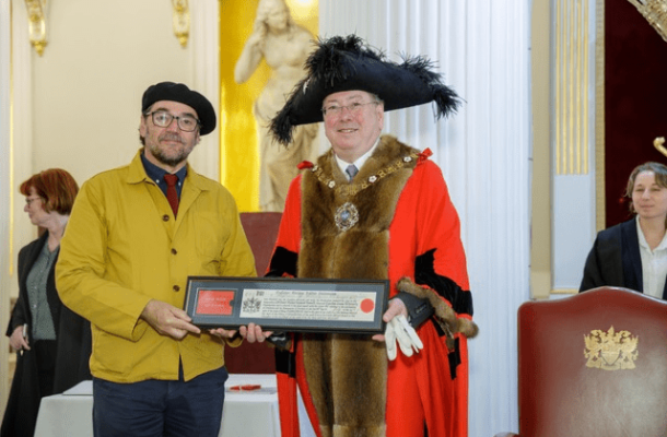 El professor Enrique Gaztañaga (esquerra) rebent un premi del professor i Lord Mayor de Londres Michael Mainelli (dreta). Crèdits: Universitat de Portsmouth.