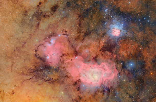 Imatges de primera llum preses per l'Observatori Vera C. Rubin de les nebuloses Trífida i de la Llacuna. Aquesta imatge combina 678 imatges independents preses per l'Observatori Vera C. Rubin de la NSF-DOE en poc més de set hores d'observació. Aquesta combinació d'imatges revela clarament detalls que altrament serien tènues o invisibles, com els núvols de gas i pols que componen la nebulosa Trífida (a dalt a la dreta) i la nebulosa de la Llacuna, que es troben a milers d'anys llum de la Terra. Crèdits: Observatori Vera C. Rubin de la NSF-DOE.