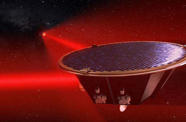 La missió LISA detectarà ones gravitacionals a l'espai mitjançant tres naus espacials que volaran en formació triangular. Els làsers disparats entre els satèl·lits, mostrats en aquest concepte artístic, mesuraran com les ones gravitacionals alteren les seves distàncies relatives. Crèdits: AEI/MM/Exozet