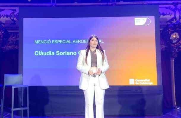 La investigadora Clàudia Soriano recollint el premi DonaTIC 2024, menció especial Aeroespacial, el 10 d'octubre del 2024 en un acte celebrat a la sala Paloma de Barcelona. Crèdits: Generalitat de Catalunya.