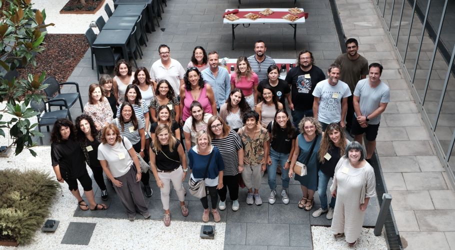 Group photo with the teaching staff from the Gabriel Castellà i Raich school, scientific-technical staff from the ICE-CSIC and staff from the Bofill Foundation. Credits: ICE-CSIC.