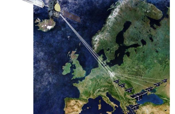 Esquema del concepte GLITTER: els senyals transmesos pels satèl·lits de navegació (GNSS, per exemple, GPS) es reflecteixen a la superfície del planeta i es reben des de cadascun dels nanosatèl·lits de l'eixam (grup de satèl·lits orbitant a poca distància entre si). L'ICE-CSIC estudiarà la combinació adequada de senyals per operar l'eixam com un sol instrument de millors prestacions que les actuals missions GNSS-R. Credits: GLITTER Consortium, utilitzant imatges de Copernicus S3A, Galileu.