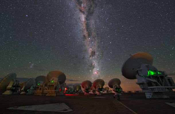 Les antenes d’ALMA observen la Via Làctia al capdamunt del pla de Chajnantor, al desert d'Atacama, a Xile. Crèdits: ESO/Y. Beletsky