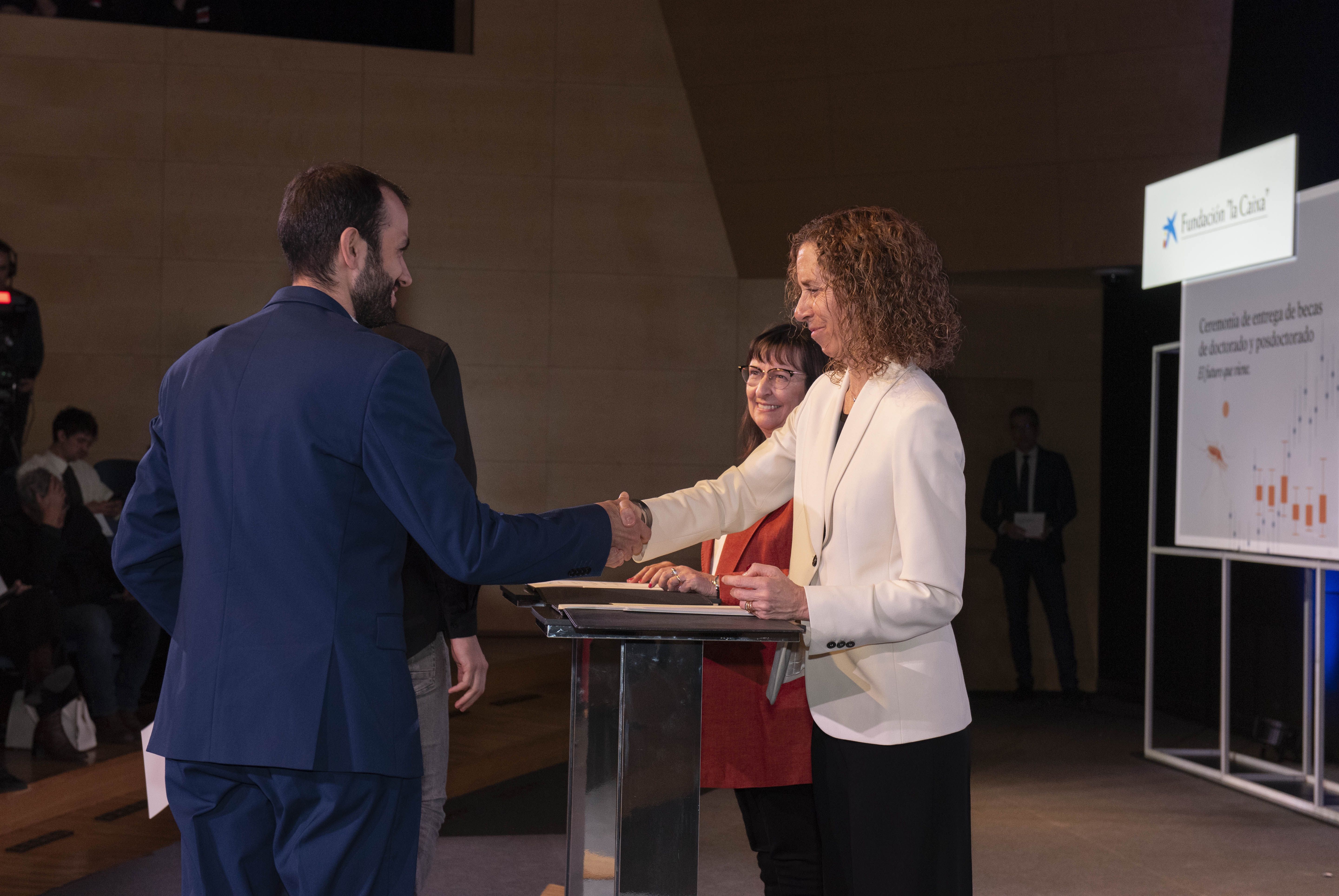 Álex Alarcón González receiving the Junior Leader postdoctoral fellowship. Credits: La Caixa Foundation.